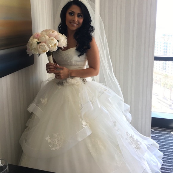 VERA WANG VW351197 WEDDING DRESS
VW351197 - Picture 9 of 9